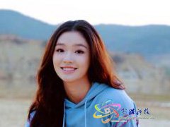 林允晒照在海边玩沙 梨涡浅笑少女感十足