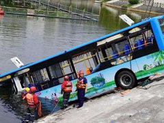 昨天安顺公交车坠湖事件让人心痛，提醒广大市民天气炎热一定注意消暑